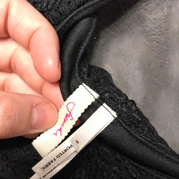 Black flowy cropped tank - Picture 3 of 3